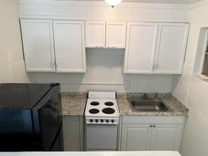 422 Henry Butts Dr in Daytona Beach, FL - Foto de edificio - Building Photo