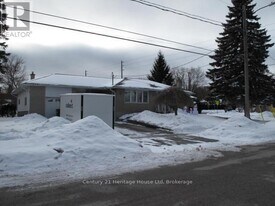 22 Louisa Dr in Guelph, ON - Building Photo