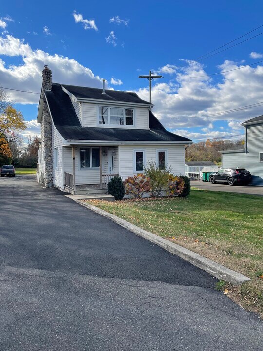 2132 Durham Rd in Langhorne, PA - Building Photo