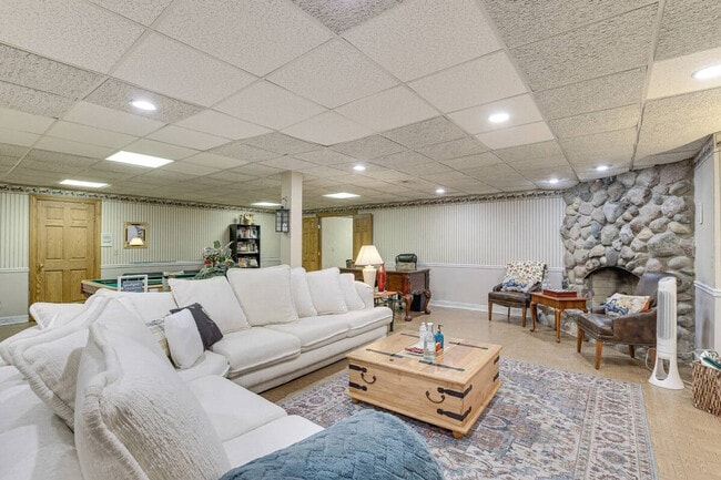 property at 7 Creekside Ln