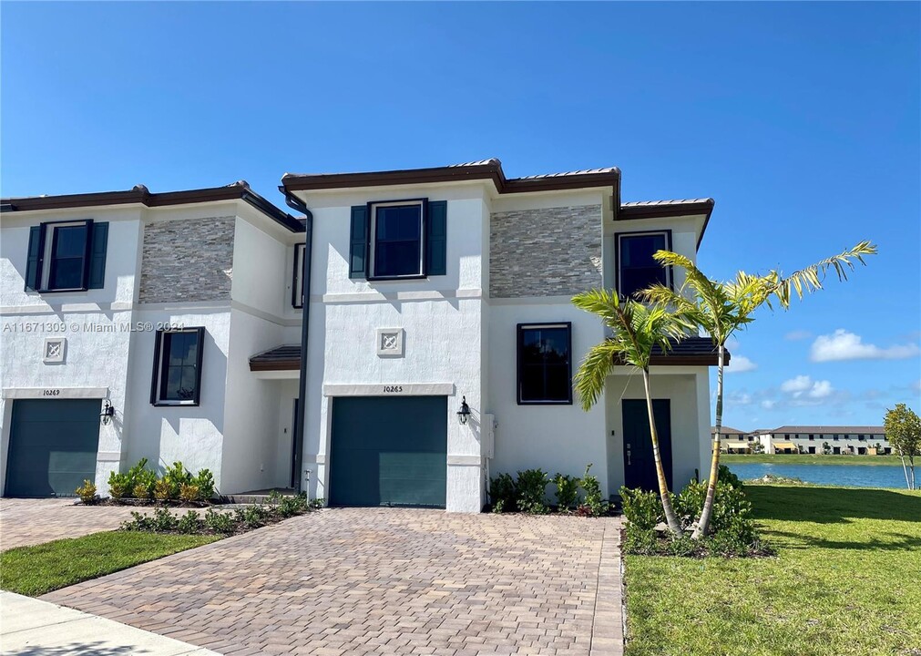 10265 SW 231st Ln in Cutler Bay, FL - Foto de edificio