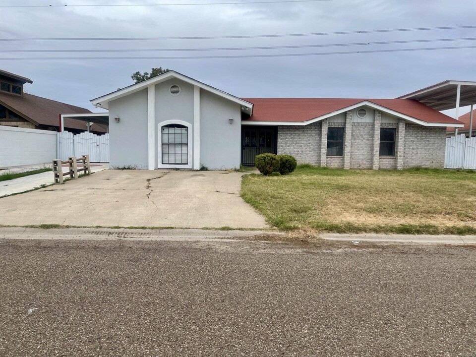 8737 Augusta Loop in Laredo, TX - Foto de edificio