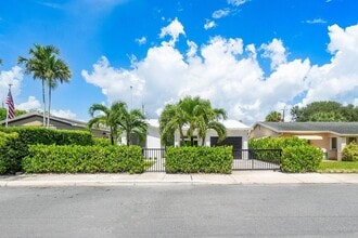 1715 N Lakeside Dr in Lake Worth Beach, FL - Foto de edificio - Building Photo