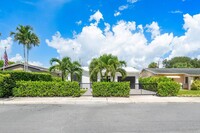 1715 N Lakeside Dr in Lake Worth, FL - Foto de edificio - Building Photo