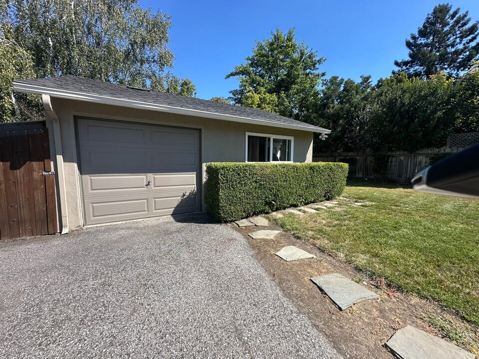 2111 Oakley Ave in Menlo Park, CA - Building Photo