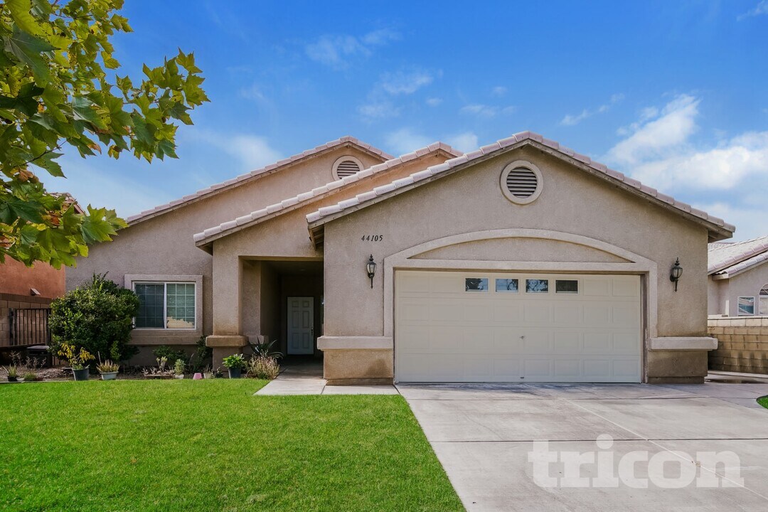 44105 Coral Dr in Lancaster, CA - Foto de edificio