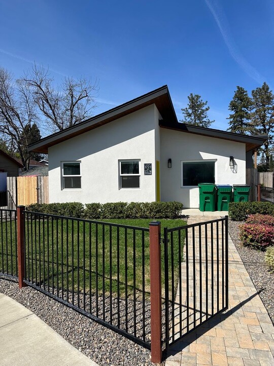372-384 E 8th Ave in Chico, CA - Foto de edificio