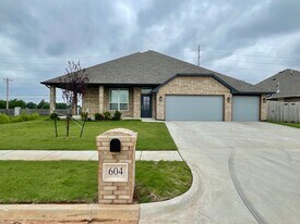 604 Smt Pt Ln in Norman, OK - Building Photo