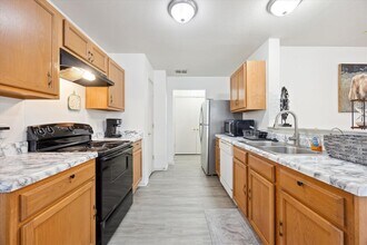 8710 Davis Oaks Trail in Austin, TX - Building Photo - Building Photo