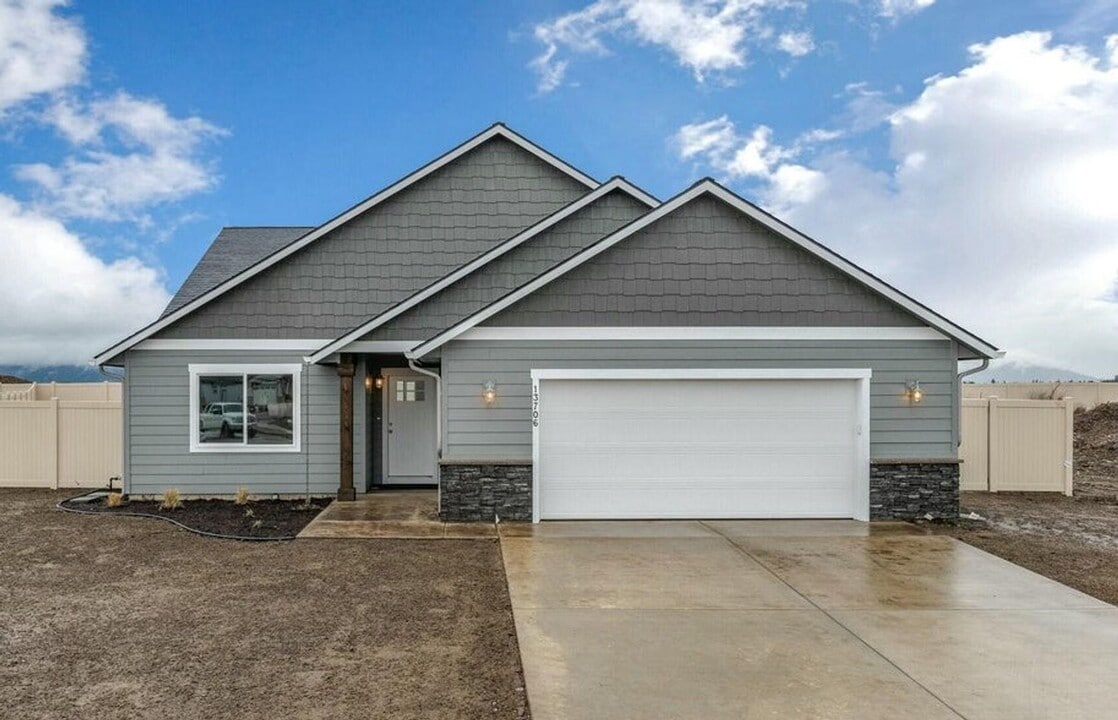 13706 N Apex Way in Hayden, ID - Building Photo