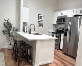 2024 E River Rd, Unit 201 in Tucson, AZ - Building Photo - Building Photo