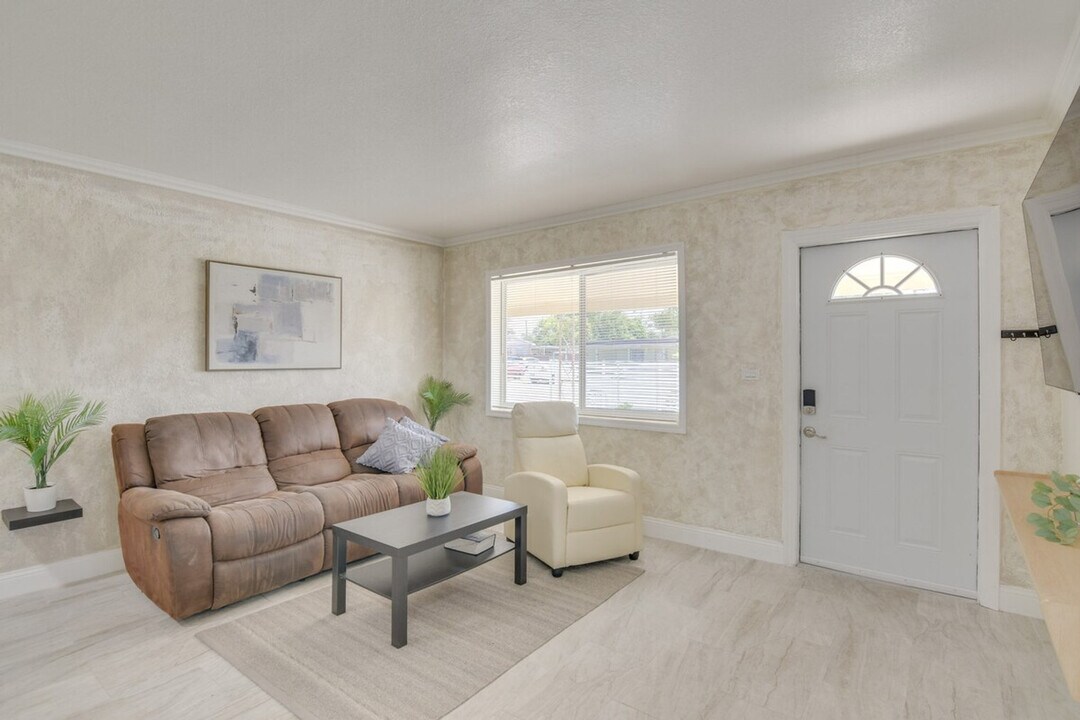 16205 NW 39th Ct in Miami Gardens, FL - Foto de edificio