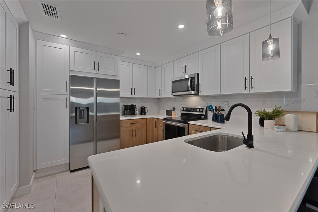 6386 Royal Woods Dr in Ft. Myers, FL - Building Photo