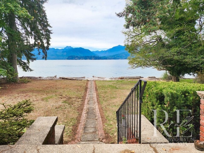 property at 9051 Sunset Ln NW