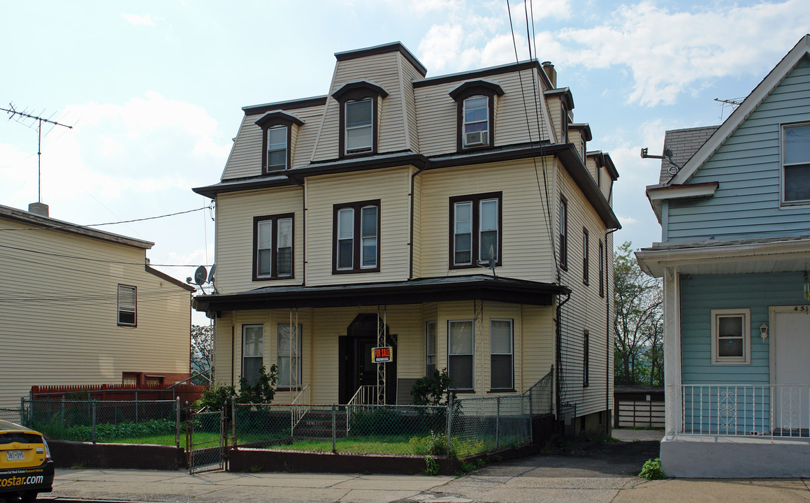 449 River St in Paterson, NJ - Building Photo