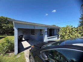 703 N 17th St in Fort Pierce, FL - Building Photo
