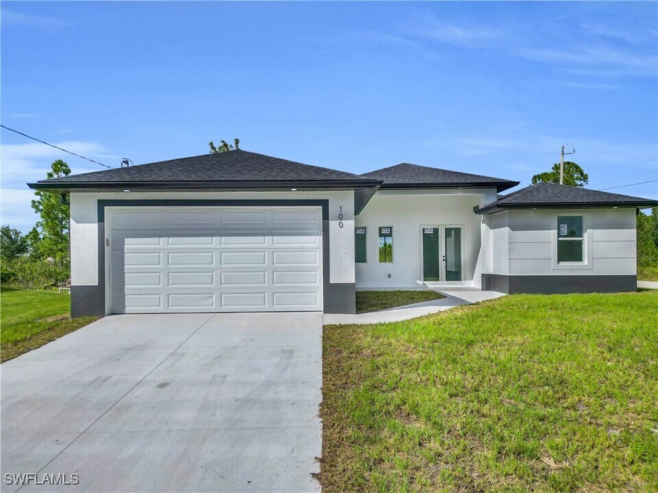 100 W 11th St in Lehigh Acres, FL - Building Photo