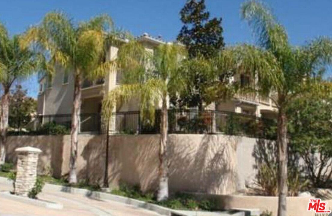 15601 Odyssey Dr in Los Angeles, CA - Building Photo