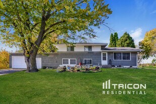 6890 University Ave NE in Fridley, MN - Building Photo