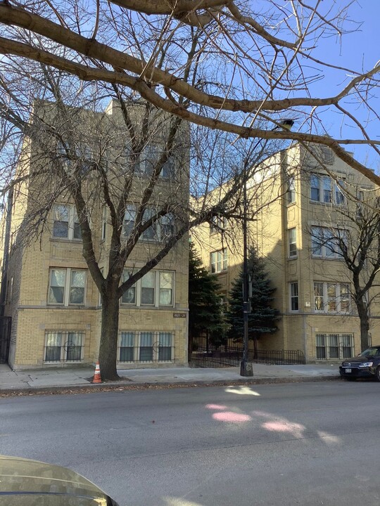 4827 W Addison St in Chicago, IL - Foto de edificio
