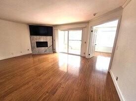 8880 Villa La Jolla Dr in San Diego, CA - Building Photo
