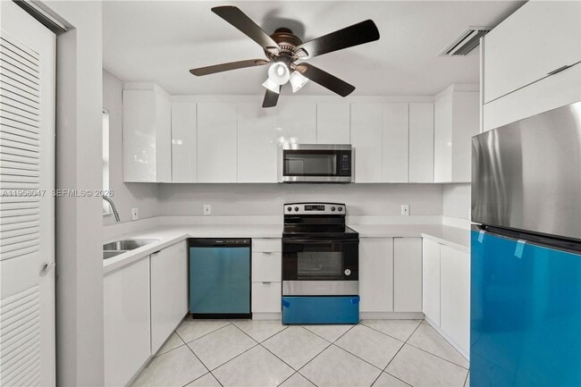 745 NW 3rd Ct in Hallandale Beach, FL - Building Photo - Building Photo