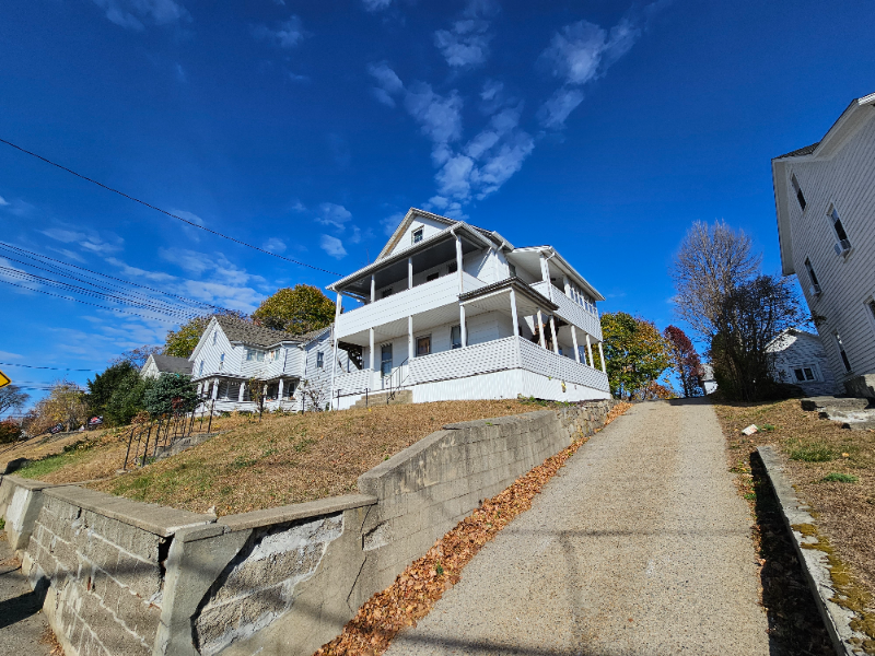 256 N Elm St in Torrington, CT - Building Photo