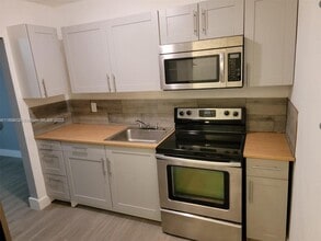 2530 NW 17th St in Fort Lauderdale, FL - Building Photo - Building Photo