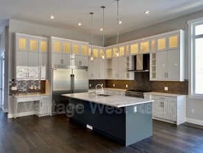 1310-1310 Mine Hill Dr in Kelowna, BC - Foto de edificio - Building Photo