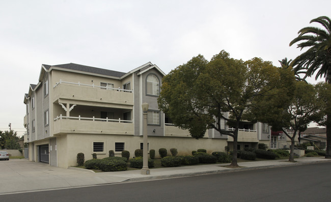 Palm Court Apartments in Fullerton, CA - Foto de edificio - Building Photo