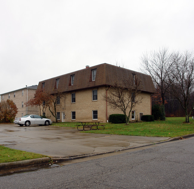 5751 Sheridan Rd in Youngstown, OH - Building Photo - Building Photo