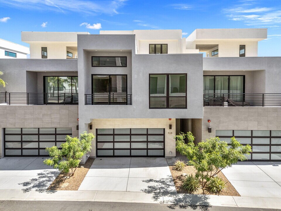 928 Galaxy Dr in Palm Springs, CA - Foto de edificio