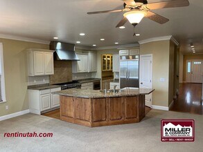 10234 Eagle Cliff Way in Sandy, UT - Building Photo - Building Photo