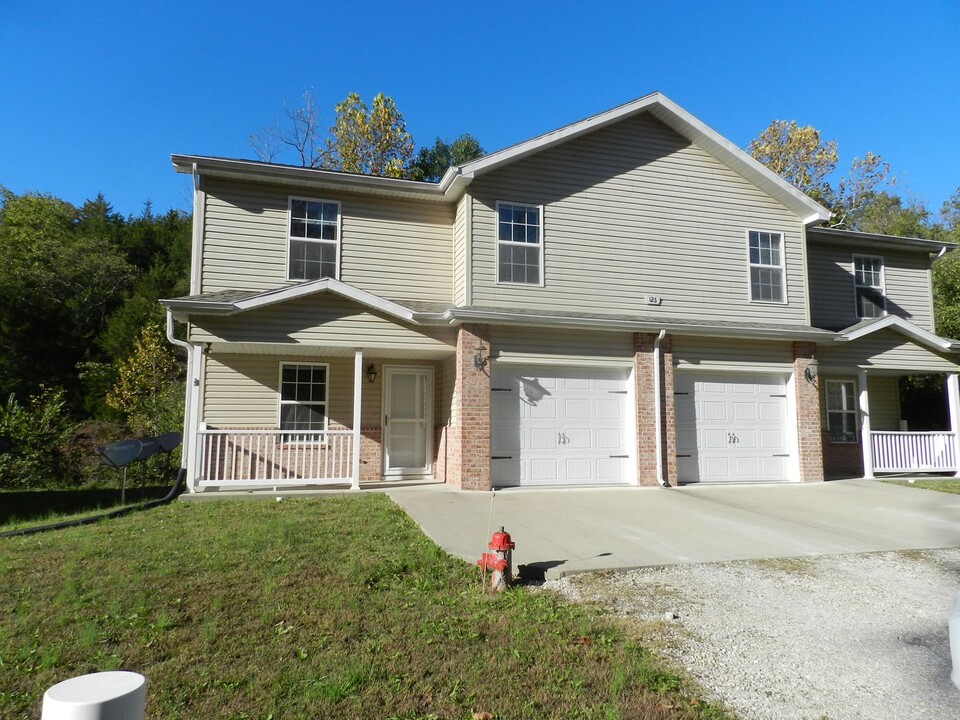 126 Booker Rd in Waynesville, MO - Foto de edificio