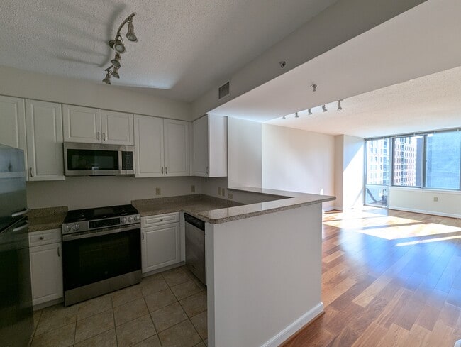 555 Massachusetts Ave NW, Unit #907 in Washington, DC - Foto de edificio - Building Photo