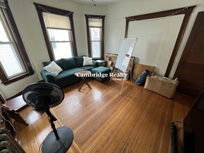 223 Holland St, Unit 1B in Somerville, MA - Building Photo - Building Photo