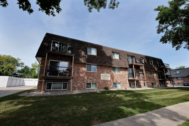 Carr in Fargo, ND - Foto de edificio - Building Photo