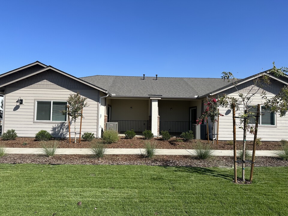 518 S Summit St in Visalia, CA - Building Photo