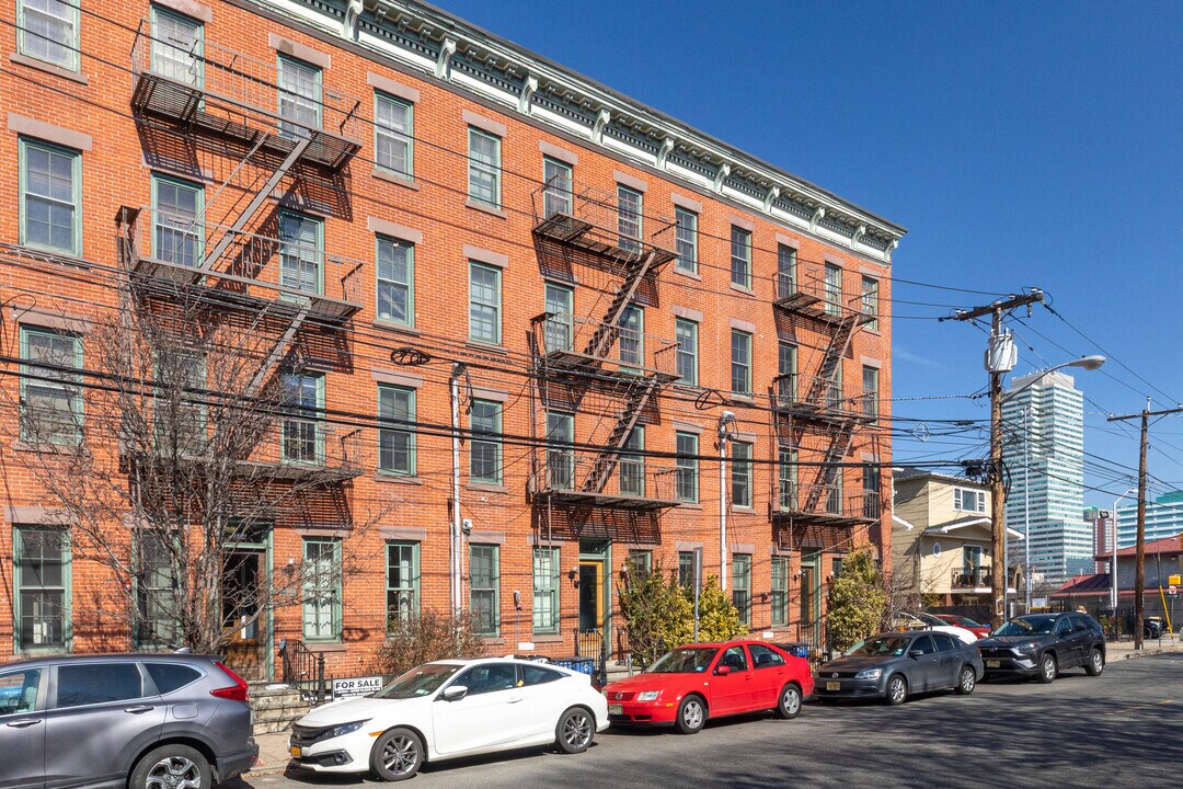202 6th St in Jersey City, NJ - Building Photo