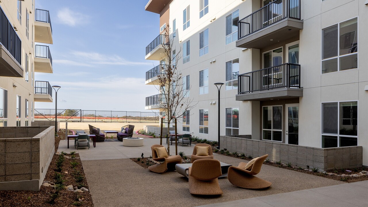 Folia in San Diego, CA - Foto de edificio