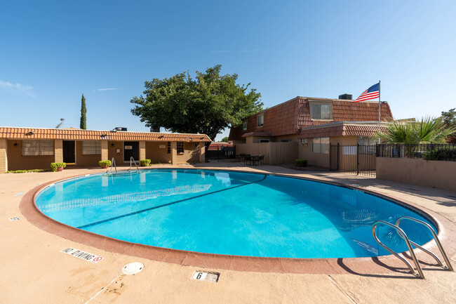 Santa Cruz Apartments in El Paso, TX - Foto de edificio - Building Photo