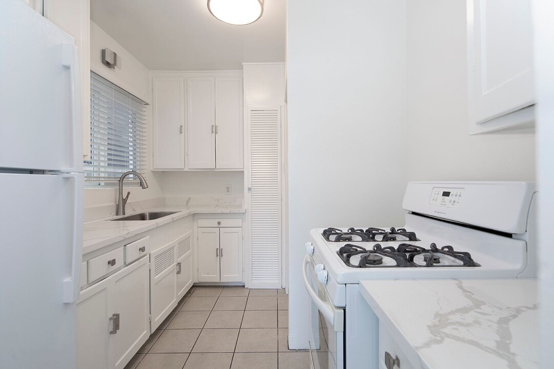 3040 Cañon St in San Diego, CA - Building Photo