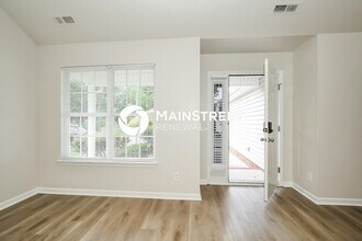 915 Meadow Oak Dr in Greensboro, NC - Building Photo - Building Photo