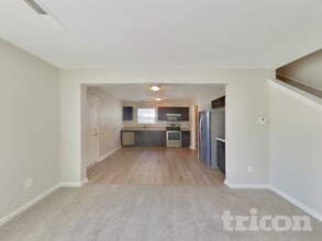 8023 Grove Berry Way in Indianapolis, IN - Foto de edificio - Building Photo