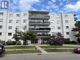 3151 Jaguar Valley Dr in Mississauga, ON - Building Photo