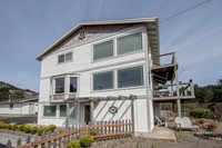 125 SE Bay St in Depoe Bay, OR - Foto de edificio - Building Photo