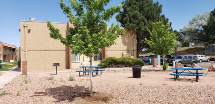 Peak 1465 in Colorado Springs, CO - Foto de edificio - Building Photo