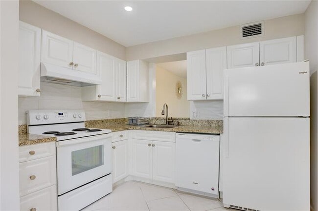 24 Abbey Ln in Delray Beach, FL - Building Photo - Building Photo