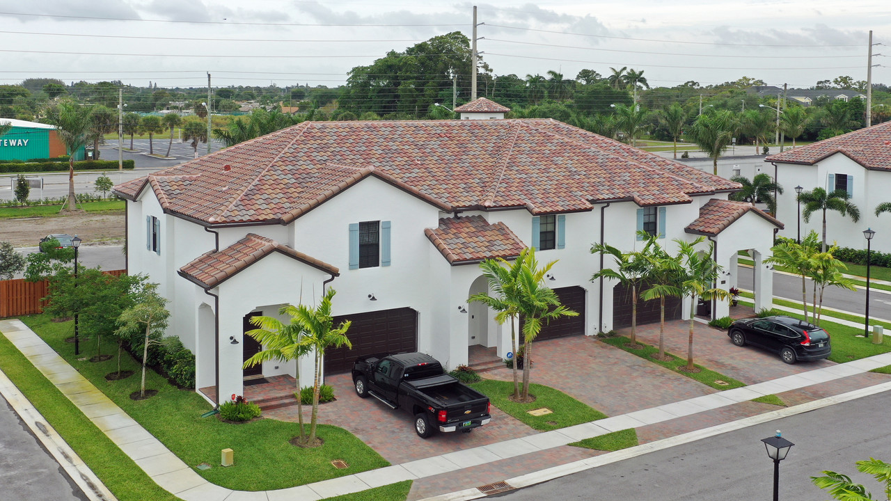 Santa Catalina in Greenacres, FL - Building Photo