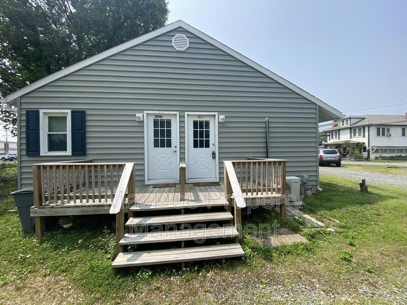 201 N Irving Ave in Colonial Beach, VA - Building Photo